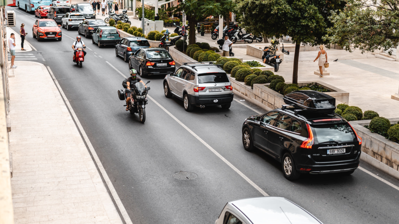 Umjesto po plažama, svi turisti su danas očito na cesti: Vodička obilaznica je zakrčena, ništa bolje nije ni u Šibeniku