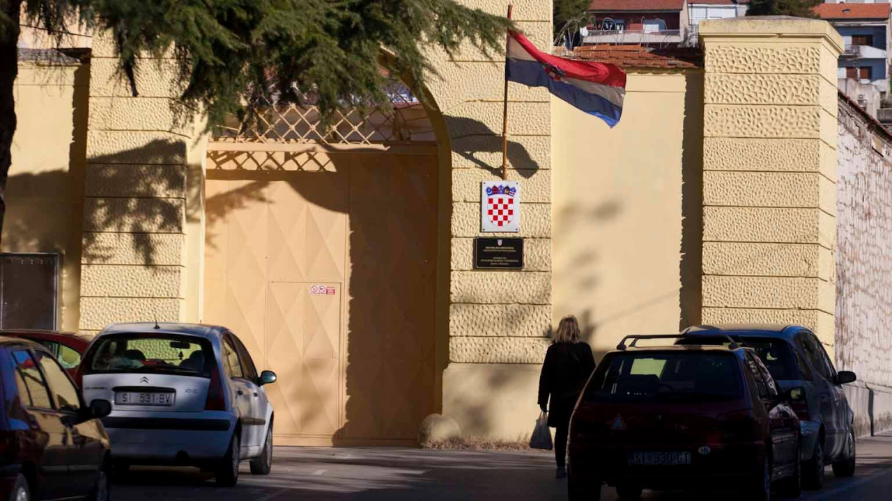 DORH opisao sumanut pohod 47-godišnjeg muškarca po Šibeniku i Murteru: Opljačkao kladionicu, pokušao i dućan