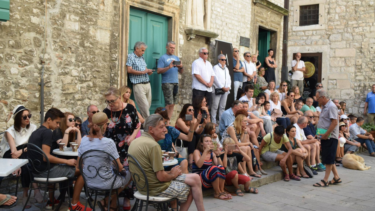 Gradski komorni orkestar Šibenik u nedjelju ispred Muzeja obilježava rođendan Arsena Dedića