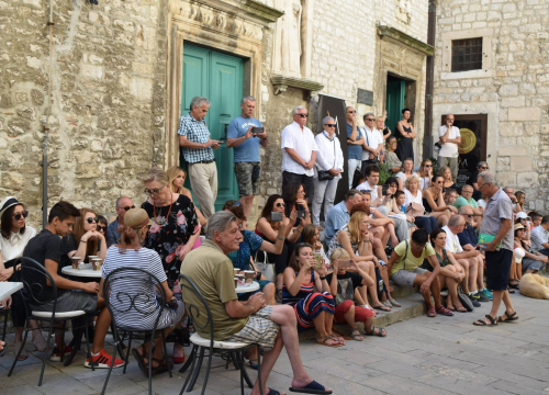 Gradski komorni orkestar Šibenik u nedjelju ispred Muzeja obilježava rođendan Arsena Dedića