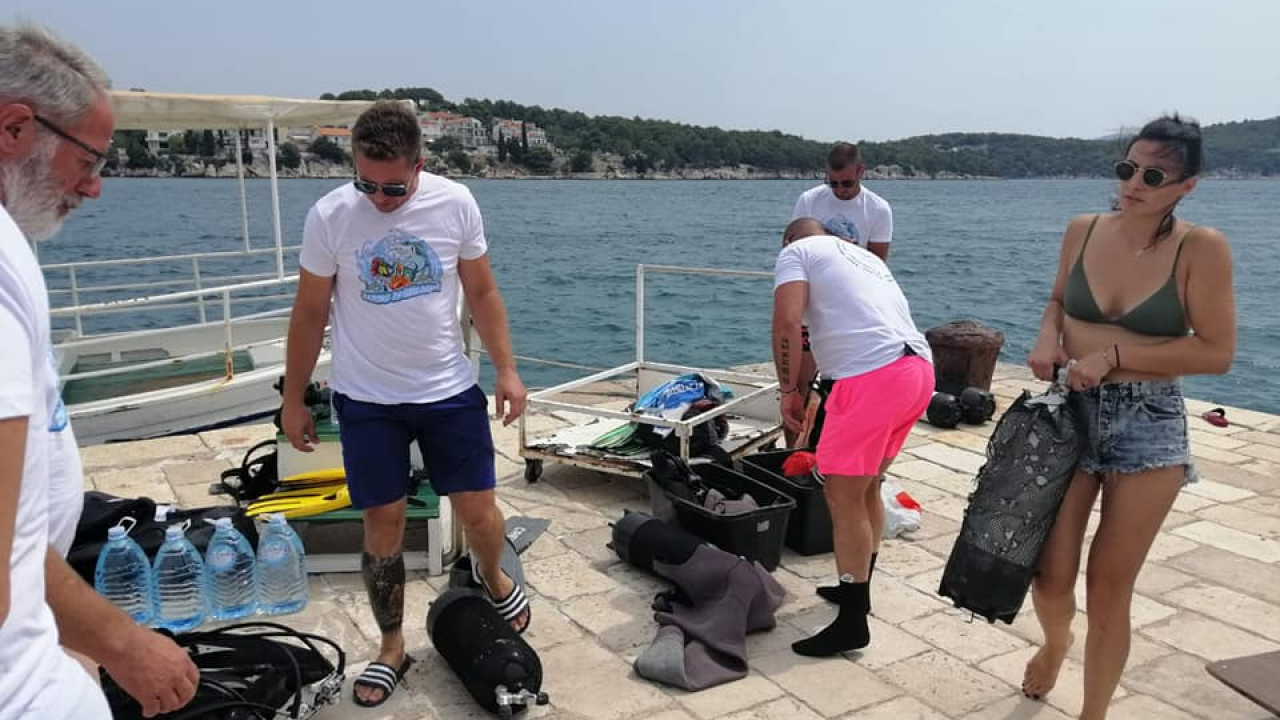 Volonteri iz mora oko Krapnja izronili stotinjak vreća smeća i krupni otpad