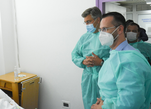 Plenković u bolnici posjetio desetke ljudi ozlijeđenih u prometnoj nesreći u Slavoniji