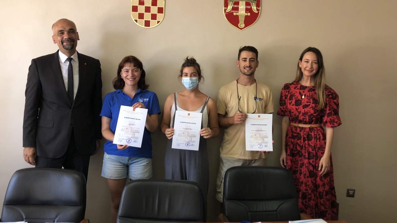 Maria, Sarah i Jerome završili profesionalno i jezično usavršavanje u županiji, popeli se i na Dinaru!