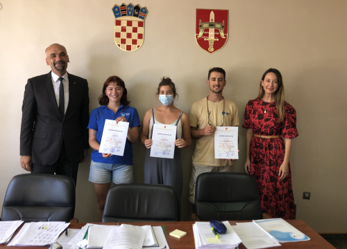 Fotografija 1 - Maria, Sarah i Jerome završili profesionalno i jezično usavršavanje u županiji, popeli se i na Dinaru!