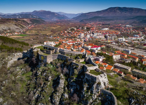 Fotografija 1 - Na Kninsku tvrđavu dolazi predstava 'Uvijek će nam ostati ljubav': Ulaz je besplatan