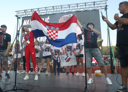 Fotografija 5 - Zlatnu Mateu dočekali i u njenom Kninu: Ona je ponos Zvonimirovog grada i cijele Hrvatske