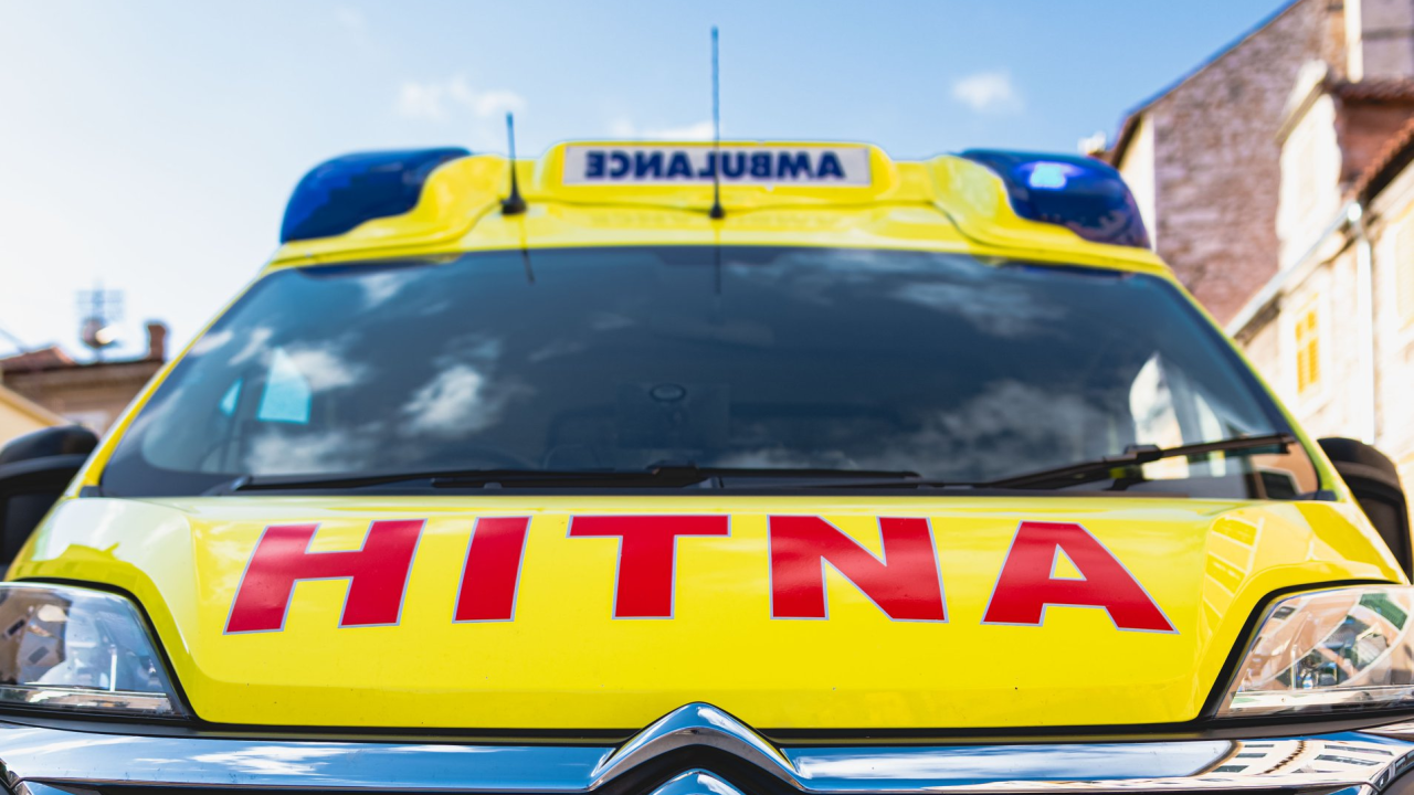 Motociklist (54) teško ozlijeđen nakon pada s motora u Kninu: Zbog neprilagođene brzine izgubio kontrolu na raskrižju