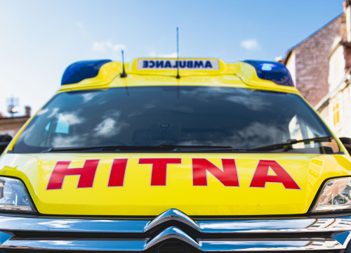 Motociklist (54) teško ozlijeđen nakon pada s motora u Kninu: Zbog neprilagođene brzine izgubio kontrolu na raskrižju