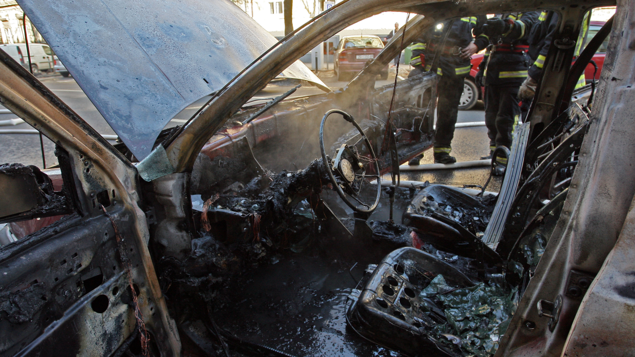Zapalio sto kontejnera za smeće u Splitu, oštetio 17 vozila i motocikl