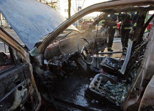 Zapalio sto kontejnera za smeće u Splitu, oštetio 17 vozila i motocikl