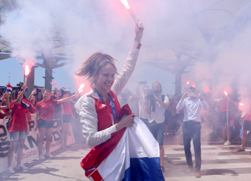 Matea Jelić u Splitu dočekana bakljadom: Pogledajte atmosferu s aerodroma