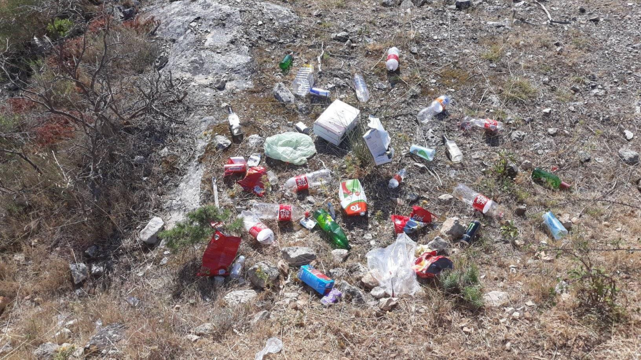 Zlarinski TZ reagirao zbog smeća po prirodi: 'Zbog ovog niste cool, sramota što ne pomažete u očuvanju otoka'