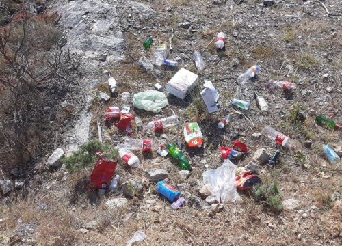 Zlarinski TZ reagirao zbog smeća po prirodi: 'Zbog ovog niste cool, sramota što ne pomažete u očuvanju otoka'