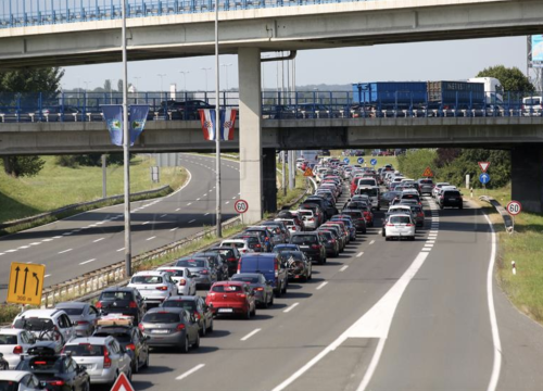 Udarni vikend: Kilometarske kolone na granicama, HAK savjetuje putovanja ujutro ili navečer