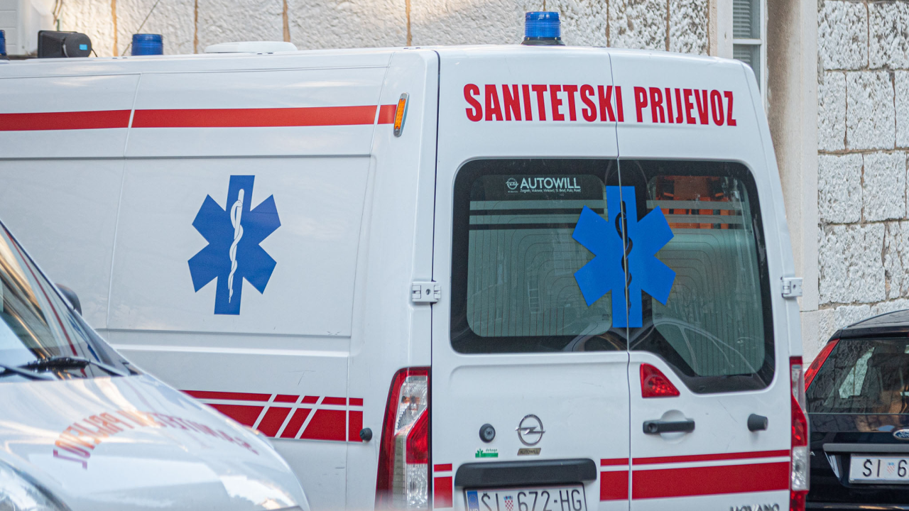 Pješakinja (88) teško ozlijeđena nakon što je u Tisnom na nju naletio vozač Dacie (85)