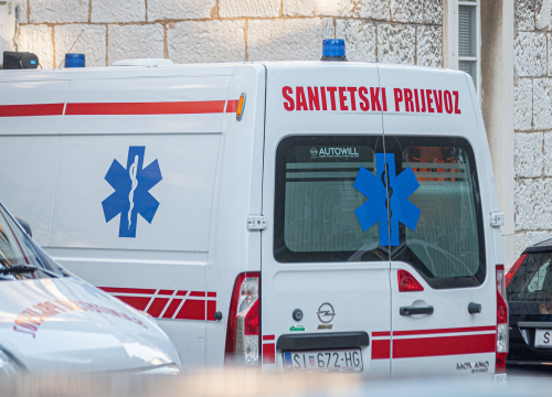 Pješakinja (88) teško ozlijeđena nakon što je u Tisnom na nju naletio vozač Dacie (85)