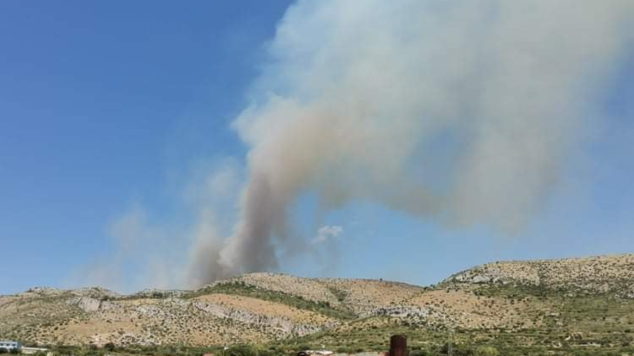 Veliki požar kod Segeta Gornjeg, zbog vjetra se brzo širi: Na terenu preko 70 vatrogasaca, gase i kanaderi