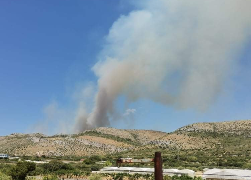 Veliki požar kod Segeta Gornjeg, zbog vjetra se brzo širi: Na terenu preko 70 vatrogasaca, gase i kanaderi