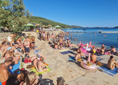 Englezi nahrupili na ples u Tisno: U Gardenu puno toga izgleda kao prava, normalna sezona