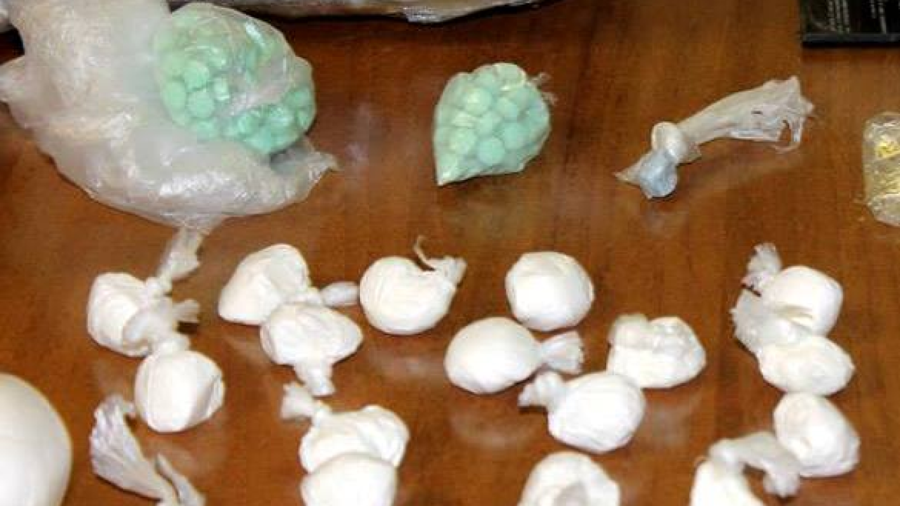 U Tisnom zaustavili 24-godišnjakinju: Pronašli razne vrste droge, slijedi joj kaznena prijava