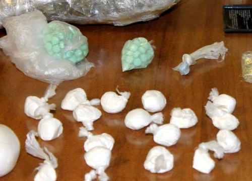 U Tisnom zaustavili 24-godišnjakinju: Pronašli razne vrste droge, slijedi joj kaznena prijava