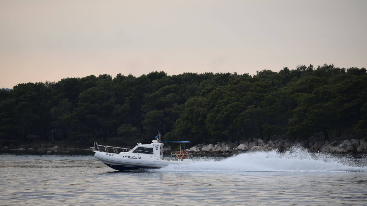 Brod se nasukao i planuo kod Rogoznice, posadu spasio skiper drugog broda koji je bio u blizini