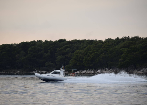 Brod se nasukao i planuo kod Rogoznice, posadu spasio skiper drugog broda koji je bio u blizini