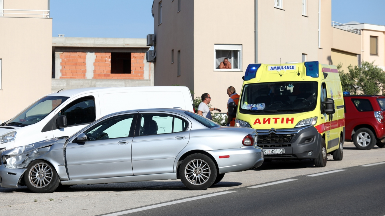 Sudar dva automobila u Žaboriću: Jedna osoba lakše ozlijeđena