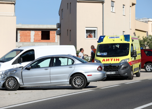 Sudar dva automobila u Žaboriću: Jedna osoba lakše ozlijeđena