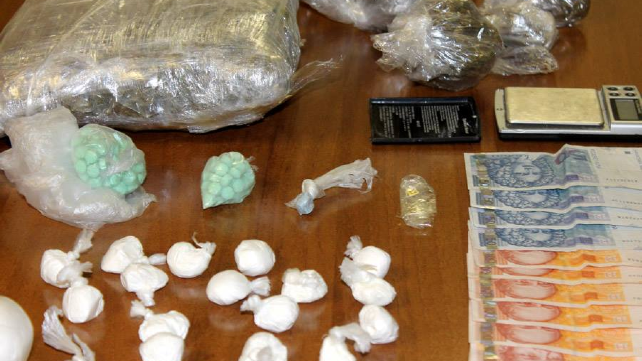 U Vodicama privedena dva tridesetogodišnjaka: Dilali su marihuanu, ecstasy, kokain, ketamin, LSD i speed