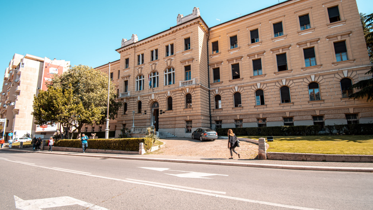 Pretukao nevjenčanu suprugu u Šibeniku pa joj u Vodicama prijetio nožem: 29-godišnjak završio iza rešetaka