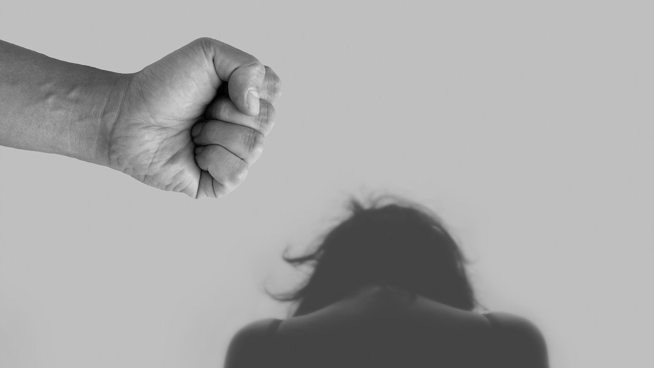 U Šibeniku 35-godišnjak pretukao sestru, slomio joj nos i ključnu kost