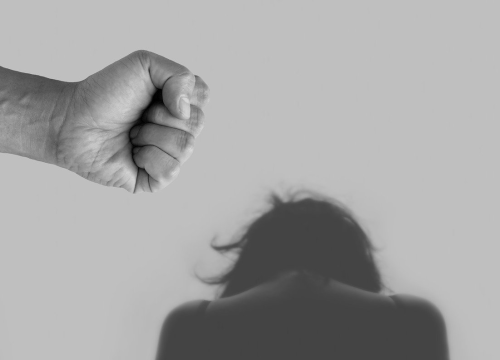 U Šibeniku 35-godišnjak pretukao sestru, slomio joj nos i ključnu kost