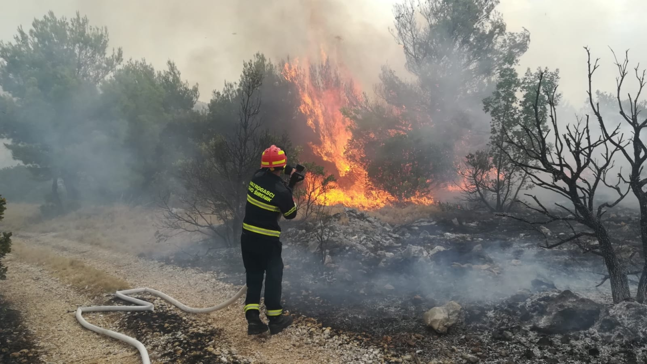 Vatrogasci su jučer ponovno imali posla cijeli dan u županiji: Na Svilaji im pomagale i zračne snage