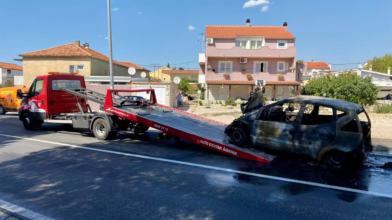 Automobil šibenskih registracija koji je izgorio na magistrali u Brodarici uklonila vučna služba: Promet teče normalno