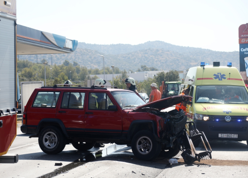 Neoprezno se uključivao s benzinske u Njivicama i udario u Škodu: Dvoje djece i vozačica teško ozlijeđeni