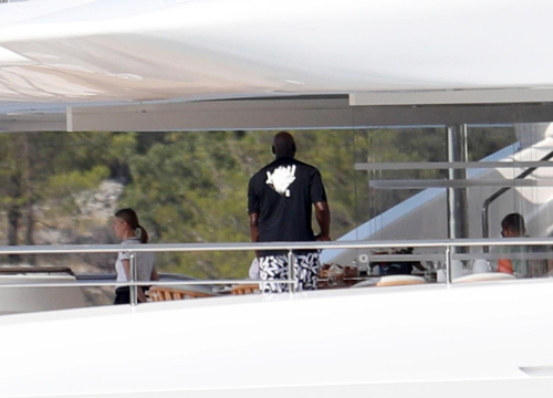 Fotografija 2 - Jordanova supruga Yvette prošetala po Krki, slavni košarkaš ostao odmarati na luksuznoj jahti