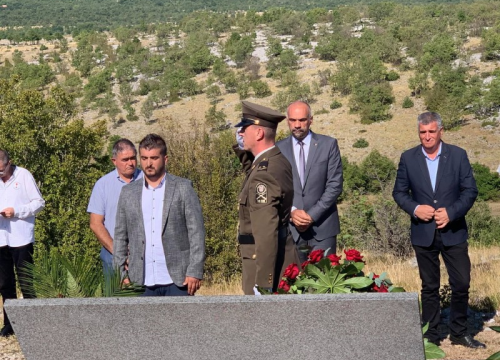 Fotografija 2 - Održana komemoracija za žrtve Kijeva: Vijenac položio i župan Marko Jelić