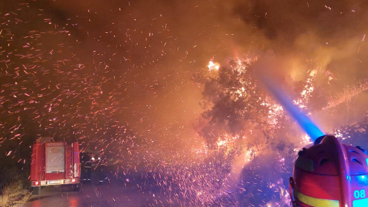 Pogledajte kako je izgledala borba s velikim požarom između Jadrtovca i Žaborića