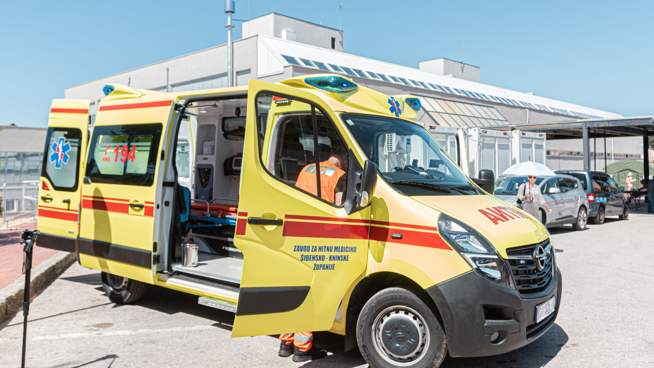 Vozač mopeda (67) podlegao ozljedama nakon što je na Murteru udario u Porsche i pao