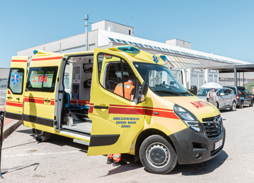 Vozač mopeda (67) podlegao ozljedama nakon što je na Murteru udario u Porsche i pao