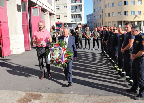 Fotografija 2 - Kod Vatrogasnog doma u Šibeniku položeni vijenci i zapaljene svijeće u spomen na stradale vatrogasce