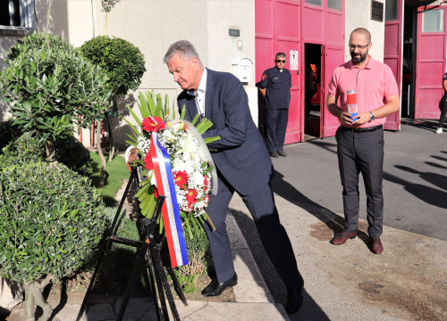 Fotografija 3 - Kod Vatrogasnog doma u Šibeniku položeni vijenci i zapaljene svijeće u spomen na stradale vatrogasce