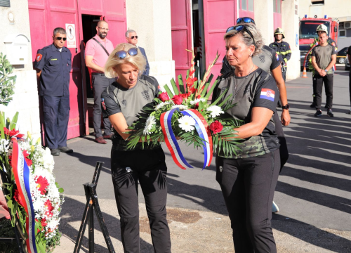 Fotografija 4 - Kod Vatrogasnog doma u Šibeniku položeni vijenci i zapaljene svijeće u spomen na stradale vatrogasce