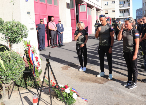 Fotografija 5 - Kod Vatrogasnog doma u Šibeniku položeni vijenci i zapaljene svijeće u spomen na stradale vatrogasce