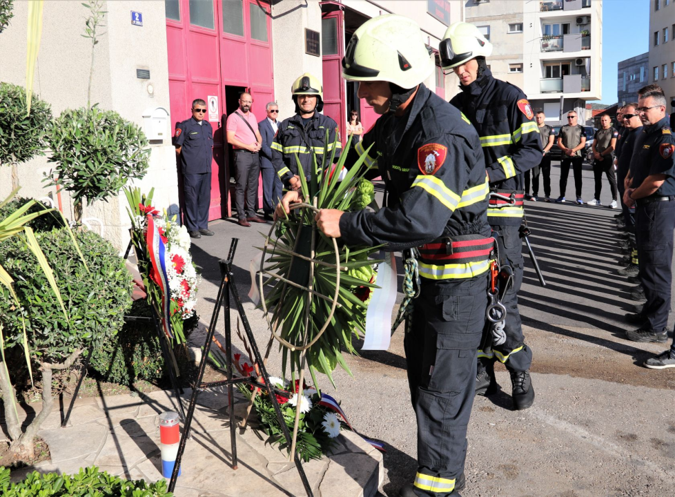 Kod Vatrogasnog doma u Šibeniku položeni vijenci i zapaljene svijeće u spomen na stradale vatrogasce