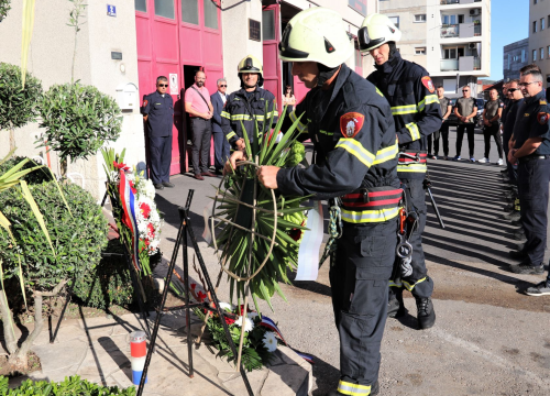 Kod Vatrogasnog doma u Šibeniku položeni vijenci i zapaljene svijeće u spomen na stradale vatrogasce