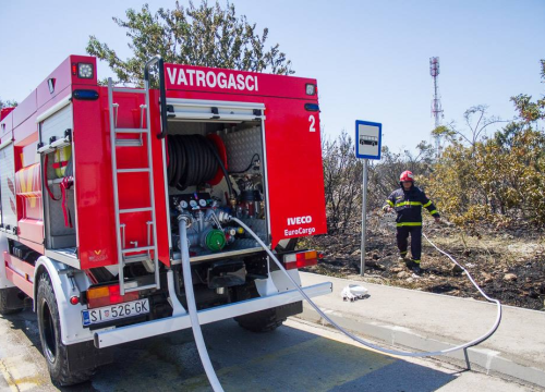 Vatrogasci jučer intervenirali na četiri požara u županiji: Gorjelo u Rogoznici i na tri mjesta u zaleđu
