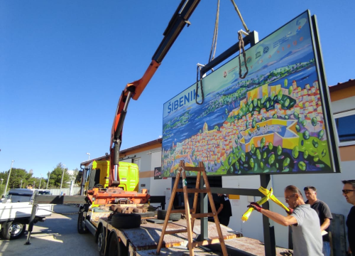 Fotografija 2 - Ulje na platnu slikarice Lane Martinović Čala: Postavljena tabla dobrodošlice uz cestu na Lozovcu
