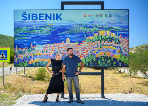 Ulje na platnu slikarice Lane Martinović Čala: Postavljena tabla dobrodošlice uz cestu na Lozovcu